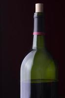 vin flaska på en mörk bakgrund foto