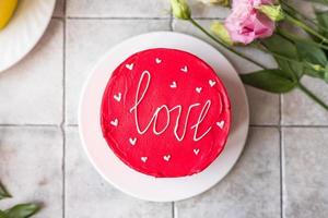 bento kaka med inskrift kärlek och hjärtan. små koreanska stil kaka för ett person. en söt efterrätt gåva för några tillfälle för älskade ett. foto