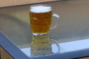 i en glas av färsk och kall öl. foto
