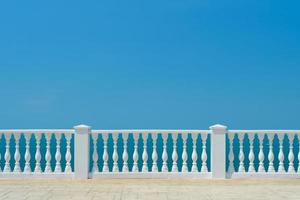 sommar se med klassisk vit balustrad och tömma terrass utsikt de medelhavs hav, semester aning. fri Plats för text foto