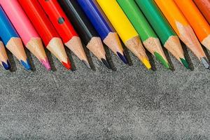 färgad pennor på en ljus grå bakgrund, närbild. skola leveranser samling, tillbaka till skola, utbildning begrepp, attrapp mall för baner foto