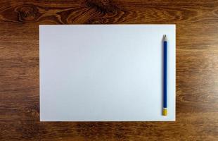 anteckningsblock och penna på trä tabell foto
