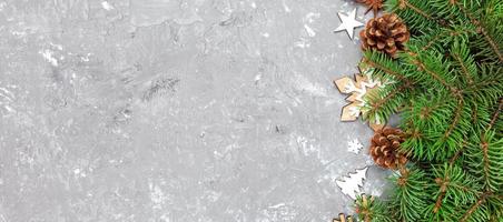 jul bakgrund med gran träd och gåva låda på trä- tabell. topp se baner med kopia Plats för din design foto