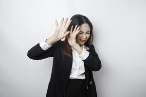 ung asiatisk företag kvinna isolerat på vit bakgrund, utseende deprimerad, ansikte täckt förbi fingrar skrämd och nervös. foto