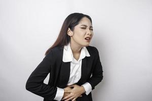 upprörd ung företag kvinna lidande från magont, överarbetad på kontor. gastrit eller dålig matsmältning eller förstoppning begrepp foto