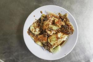 en porträtt av indonesiska frukt sallad med jordnöt sås kallad Rujak foto