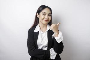 upphetsad asiatisk affärskvinna bär svart kostym ger tummen upp hand gest av godkännande, isolerat förbi vit bakgrund foto