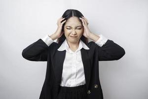 en porträtt av ett asiatisk företag kvinna bär en svart kostym isolerat förbi vit bakgrund utseende deprimerad foto