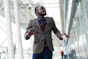 glad afroamerikansk affärsman dansar foto