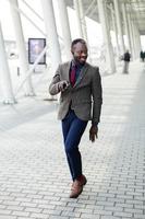 glad afroamerikansk affärsman dansar foto