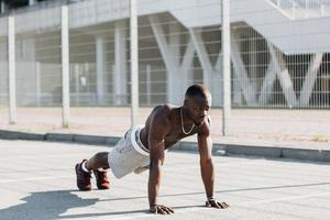 afroamerikansk man gör push ups foto