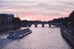 sightseeingbåt i paris vid solnedgången foto