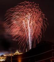 fyrverkeri firande på den mörka himlen foto