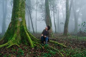 de man utforska natur träd i skog foto