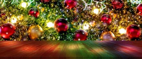 topp trä skrivbord med jul träd och röd boll hängande fläck bakgrund, trä tabell foto