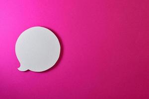 cirkel text bubbla på rosa bakgrund foto