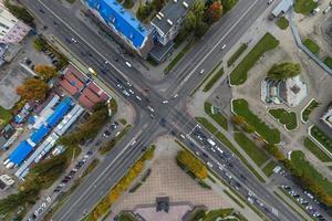 antenn se av väg utbyte eller motorväg genomskärning. korsning nätverk av transport tagen förbi Drönare. foto