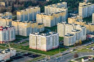 panorama- antenn se av en enorm bostads- komplex med höghus byggnader foto