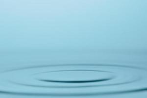 droppar vatten och stänk. vatten form abstrakt bakgrund koncept. foto