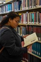 student som studerar i biblioteket foto