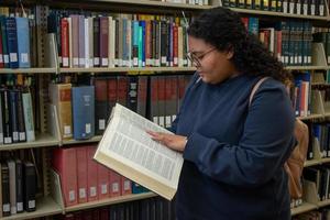 student som studerar i biblioteket foto