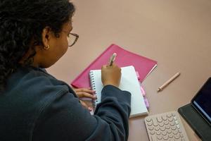 student som studerar i biblioteket foto