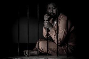 händer på män som är desperata att fånga järnfängelset, fångekonceptet, thailändskt folk, hoppas att bli fria. foto