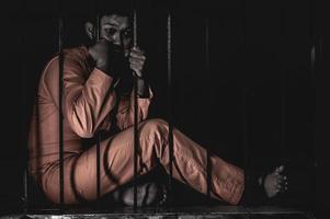 händer på män som är desperata att fånga järnfängelset, fångekonceptet, thailändskt folk, hoppas att bli fria. foto