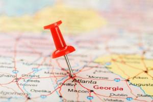 röd prästerlig nål på en Karta av usa, söder georgien oss stat och de huvudstad Atlanta. stänga upp Karta av söder georgien oss stat med röd kryssa foto