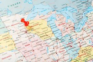 röd prästerlig nål på en Karta av usa, Wisconsin och de huvudstad madison. stänga upp Karta av Wisconsin med röd kryssa foto