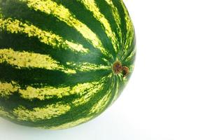 vattenmelon med randig skala på en vit isolerat bakgrund. mängd av röd vattenmelon foto