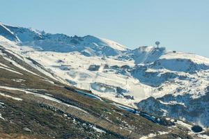se av de åka skidor tillflykt i de hög snöig bergen i vinter- med klar väder och ljus snö foto