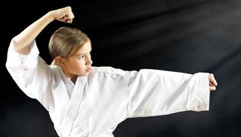 Tonårs flicka stansning luft ge sig på bekämpa rörelse foto