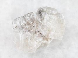 grov kristall av danburite ädelsten på vit foto