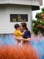 asiatisk mor och son av thai nationalitet och färgrik gräs på de mala Kafé, sväng saliam, sukhothai, thailand. foto