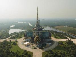 ett antenn se av skön kyrka på luang pho sot thammakayaram tempel i ratchaburi nära de Bangkok, thailand foto