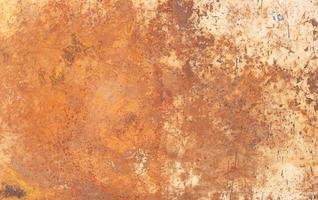 återvunnet material - ark metall fylld med orange-brun rost och repor foto