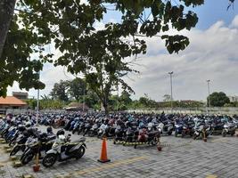 motorcyklar parkerad i en linje i en motorcykel parkering massa. foto