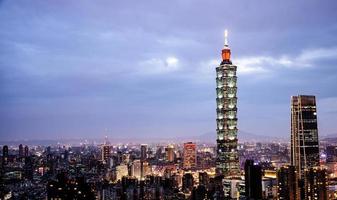 taipei, taiwan, turister gå sightseeing de stadsbild panorama se de högsta byggnad och de känd landskap som de skön plats för resa i taiwan från elefant berg foto