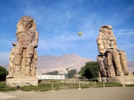 kolosser av memnon med ballong i de himmel, dal av de kungar, luxor, egypten foto