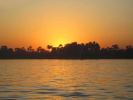 skön solnedgång på de nile flod, egypten foto