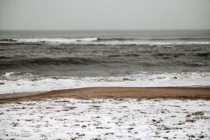 baltic hav i vinter, stormig, snöig och dyster foto