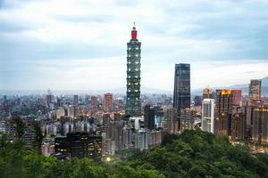 taipei, taiwan, turister gå sightseeing de stadsbild panorama se de högsta byggnad och de känd landskap som de skön plats för resa i taiwan från elefant berg foto