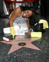 sherri herde rengöring barbara Walters stjärna på de hollywood promenad av berömmelse intilliggande till de kodak teater piror till dagtid emmys på de hollywood och högland komplex i hollywood, ca juni 19, 2008 foto