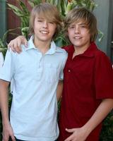 cole och dylan spruta anländer till de läger ronald mcdonald händelse på de backlot av universell studior, i los angeles, ca på oktober 26, 2008 foto