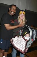 James Reynolds och alison sweeney och henne bebis megan hoppas sanov på de 20:e James Reynolds dagar av vår liv basketboll spel på söder pasadena hög skola i pasadena, ca på Maj 29, 2009 foto