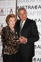 jeanne tunnbindare john mccook anländer på de efter media och underhållning förträfflighet utmärkelser amees på de biltmore hotell i los angeles, ca på Mars, 9 2009 foto