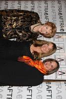 jeanne tunnbindare, maria arena klocka, och jess Walton anländer på de efter media och underhållning förträfflighet utmärkelser amees på de biltmore hotell i los angeles, ca på Mars, 9 2009 foto