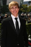 cody linley anländer på de kreativ bästa sändningstid emmy utmärkelser på de Nokia teater, i los angeles, ca på september 13, 2008 foto