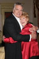 john mccook och jeanne tunnbindare på de uppsättning av de ung och de rastlös fira jeanne tunnbindare s 80:e födelsedag i los angeles, ca på oktober 24, 2008 foto